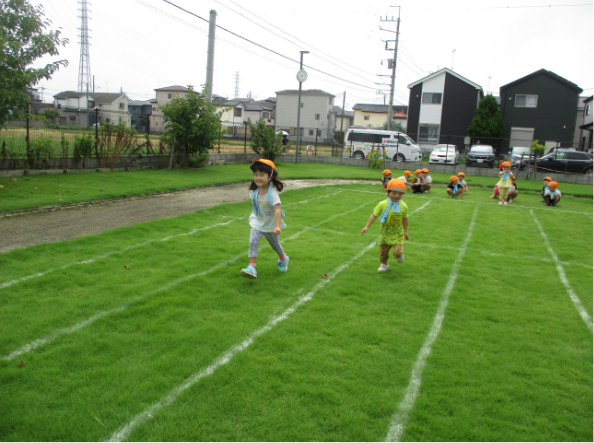 園庭を走る園児たち