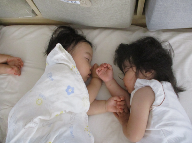 お昼寝をする園児たち
