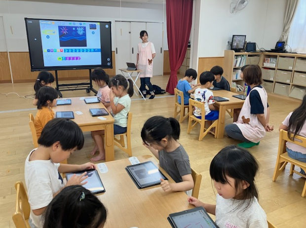タブレットで学ぶ園児たち