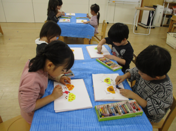 お絵かきをする園児たち