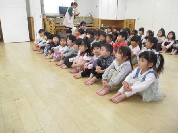 お話を聞く園児たち